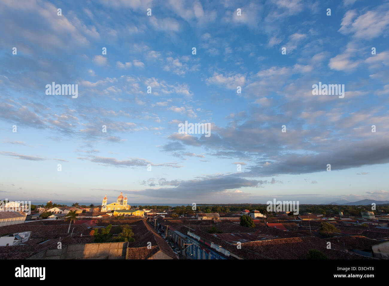 Una spettacolare ampia vista della città di Granada e la Cattedrale di Granada e il suo colore giallo brillante vernice in Granada, Nicaragua Foto Stock