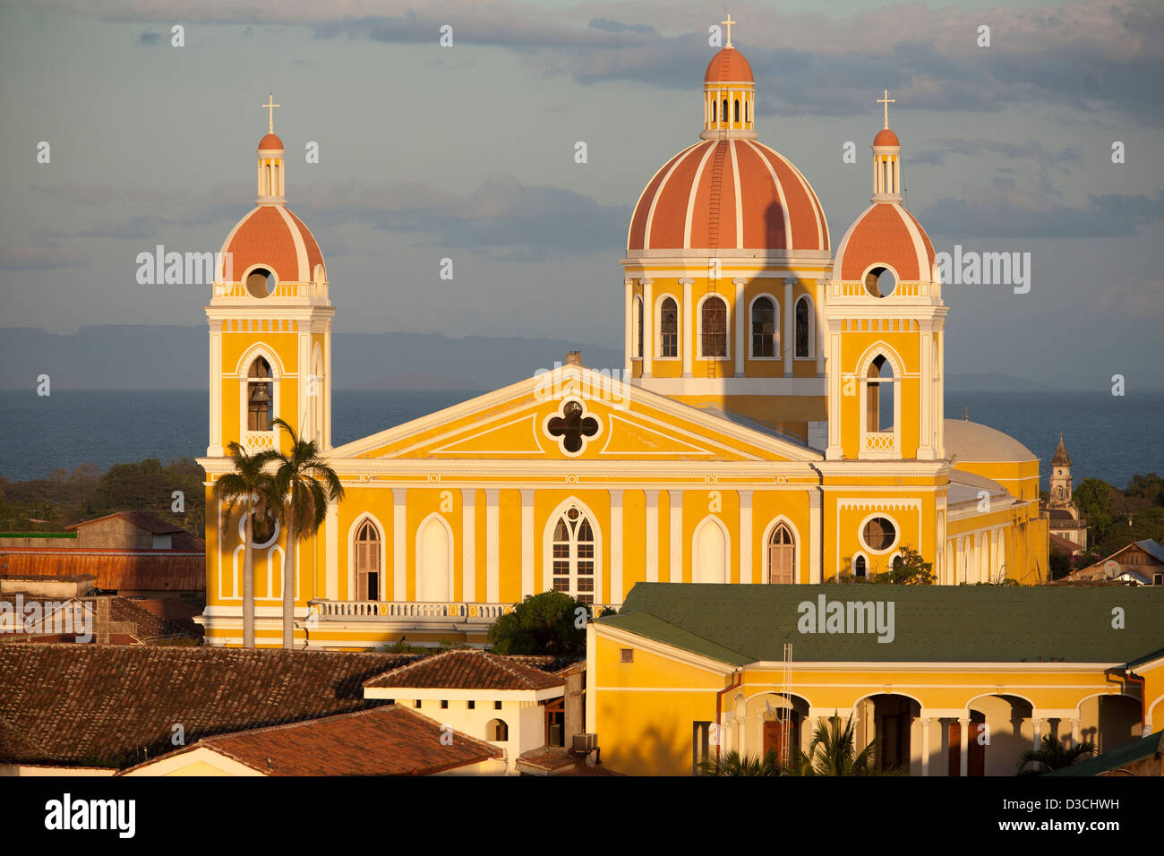 Una spettacolare vista della Cattedrale di Granada e il suo colore giallo brillante vernice in Granada, Nicaragua Foto Stock