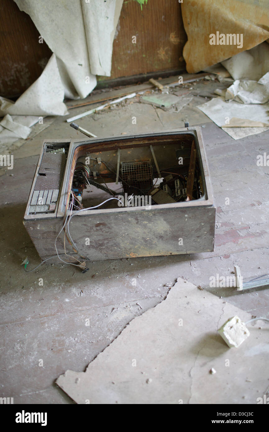 Dölln lordo, Germania, ha distrutto la televisione in una ex caserma Foto Stock