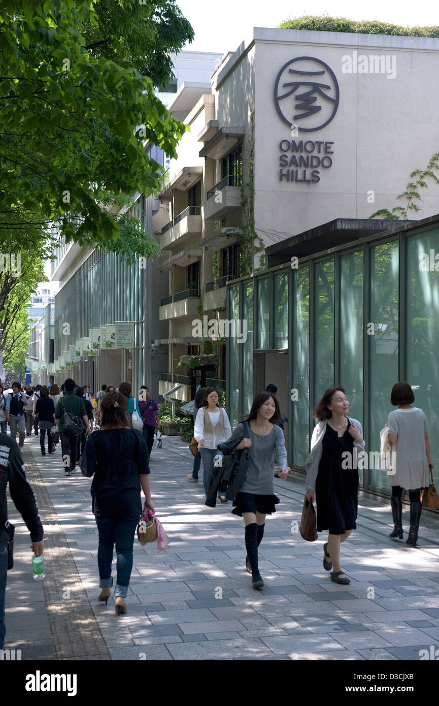 Gli amanti dello shopping passeggiando passato Omotesando Hills shopping mall lungo Omotesando-dori Street nell'esclusivo Shibuya di Tokyo, Giappone. Foto Stock