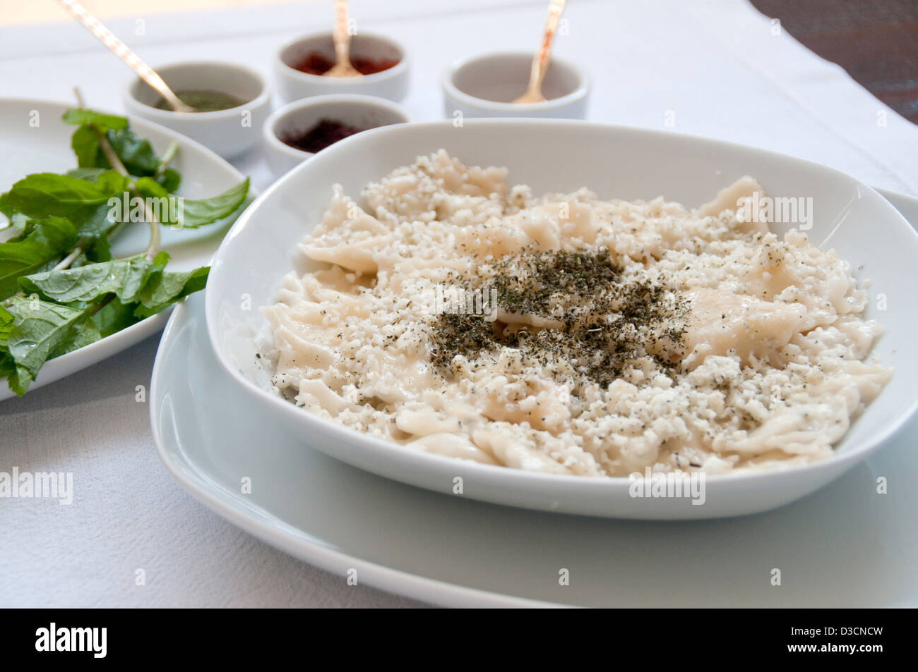 Gnocchi di turco, manti, cotto a vapore/bollito e servito con il formaggio e le foglie di menta Foto Stock