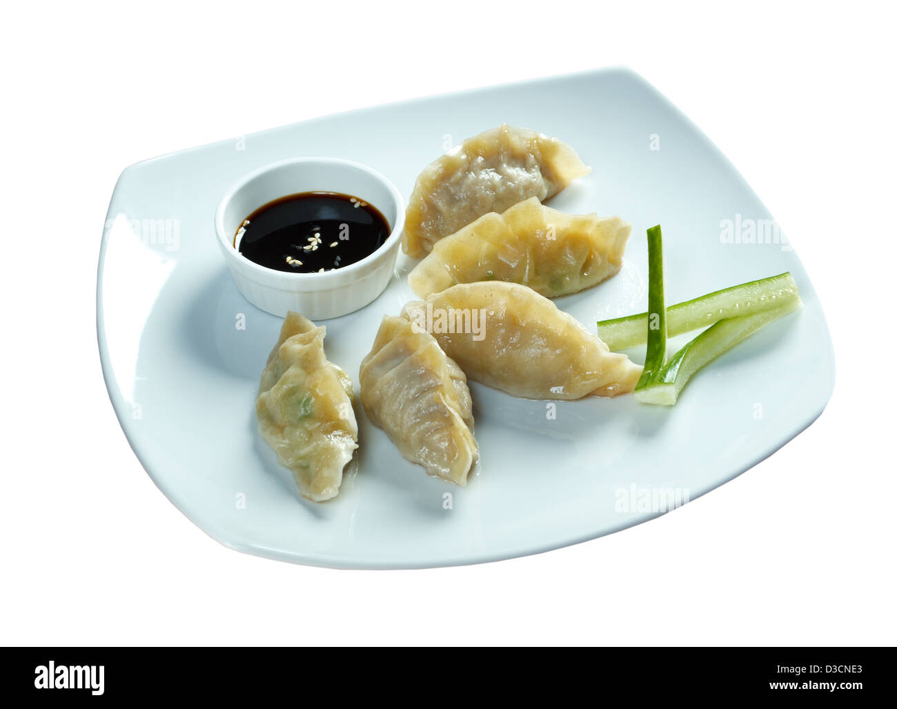 Dim-sum chiamata Gyoza, tradizione asiatica food.gnocco fritto in stile Cinese ..isolati su sfondo bianco. tracciato di ritaglio Foto Stock