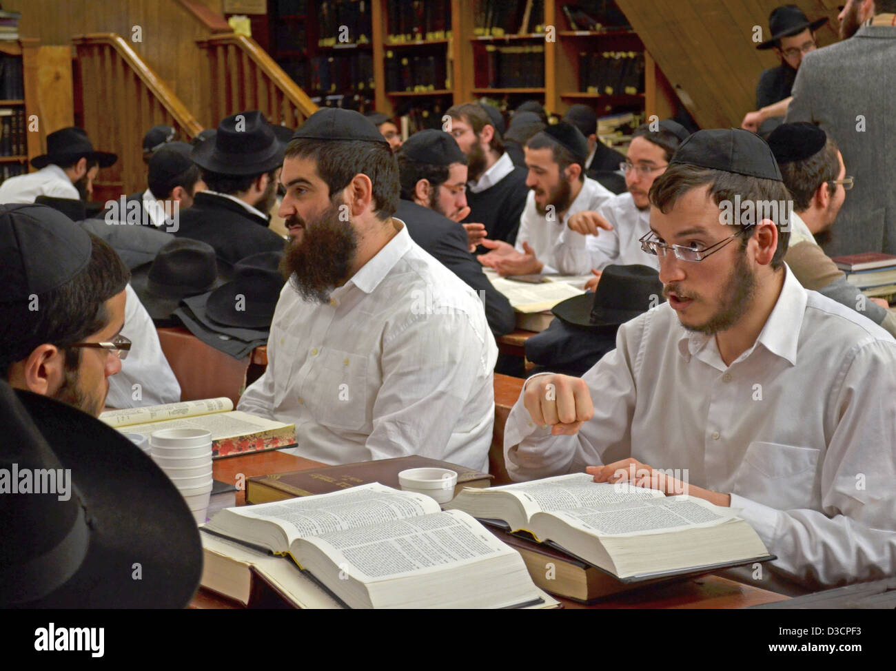 Hasidic gli studenti che studiano il Talmud presso una scuola in una sinagoga a 770 Eastern Parkway a Brooklyn, New York. Foto Stock