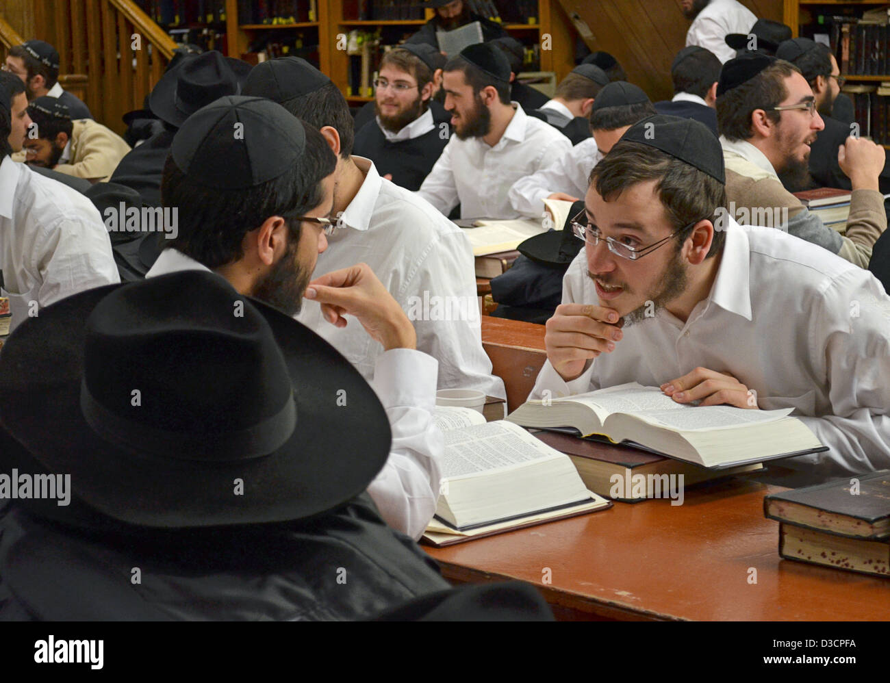 Lubavitch Nigun gli studenti che studiano il Talmud nella loro sede e sinagoga a 770 Eastern Parkway a Brooklyn, New York. Foto Stock