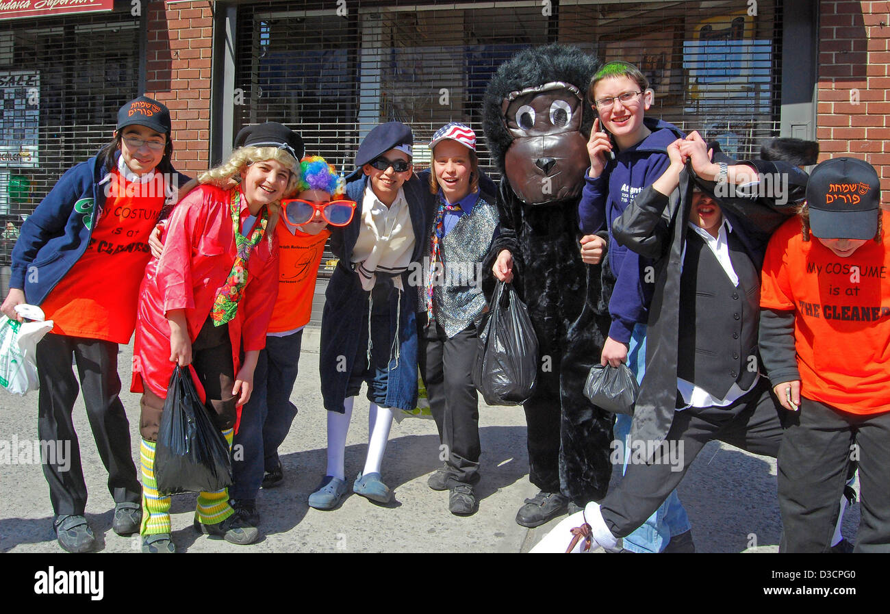 Purim nel Parco di Borough Brooklyn New York i ragazzi ebrei vestito in costumi per la festa di Purim holiday. Foto Stock