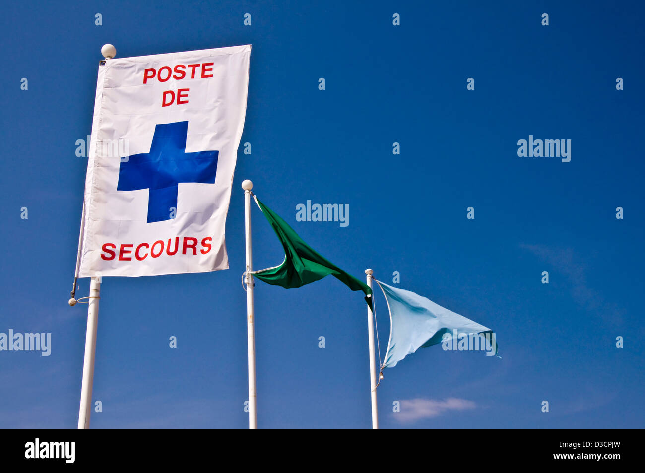 Flag di sicurezza su una spiaggia francese, cielo blu - Nizza, Francia Foto Stock