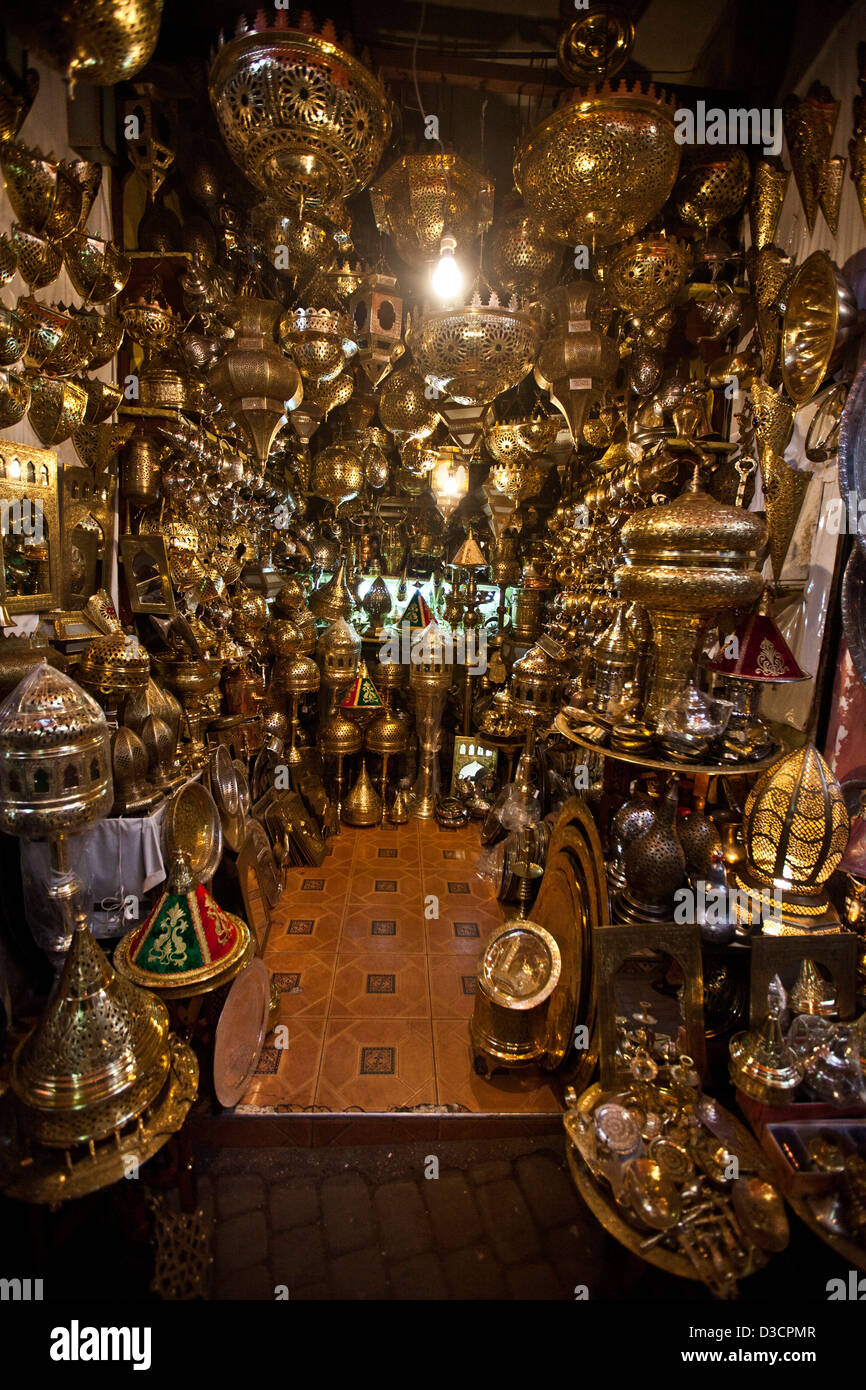 Lampade per la vendita nel souk di Marrakech, Marocco Foto Stock