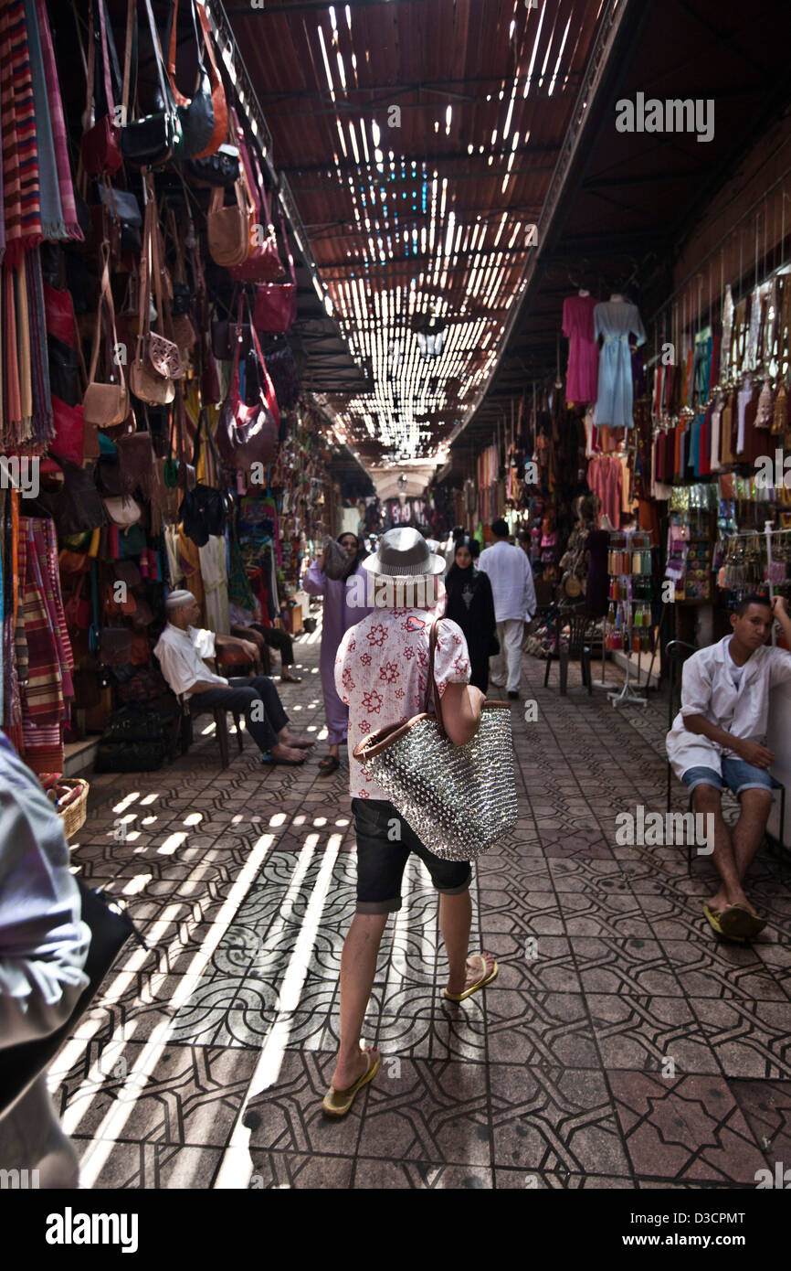 Giovane donna shopping nel souk di Marrakech, Marocco Foto Stock