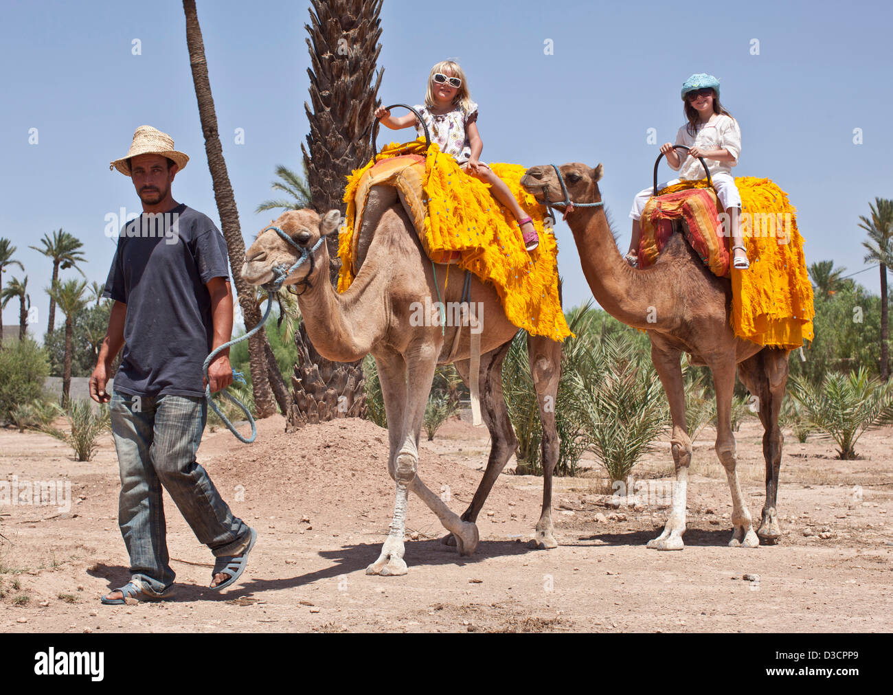 Le ragazze di cammelli di equitazione Marrakech, Marocco Foto Stock