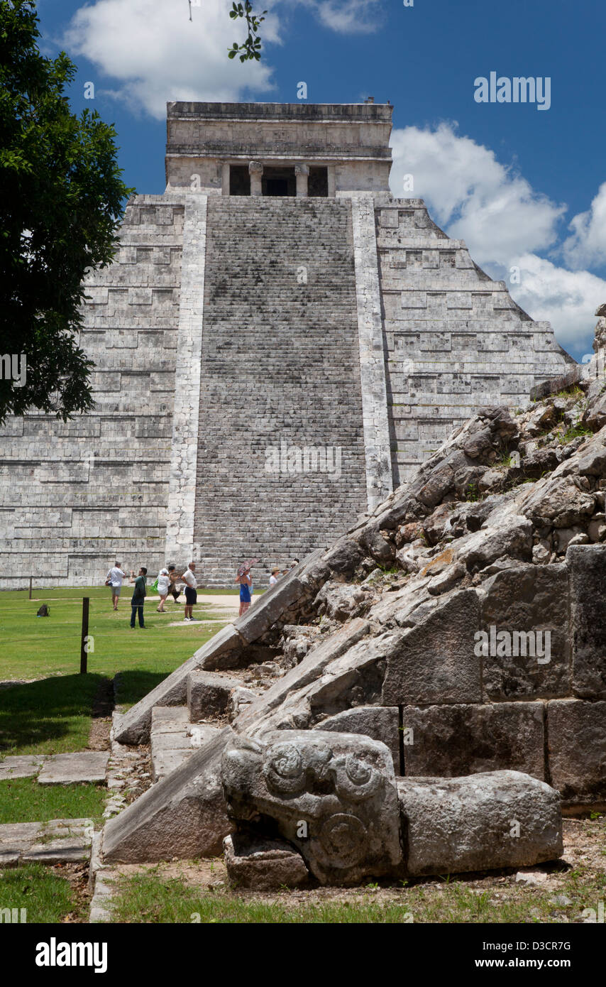 La piattaforma di Venere con El Castillo in background a Chichen Itza, Messico. Foto Stock