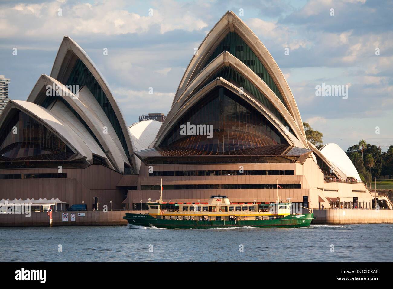 Il Porto di Sydney Manly traghetto "Lady Northcott' passando davanti alla Sydney Opera House Sydney Australia Foto Stock