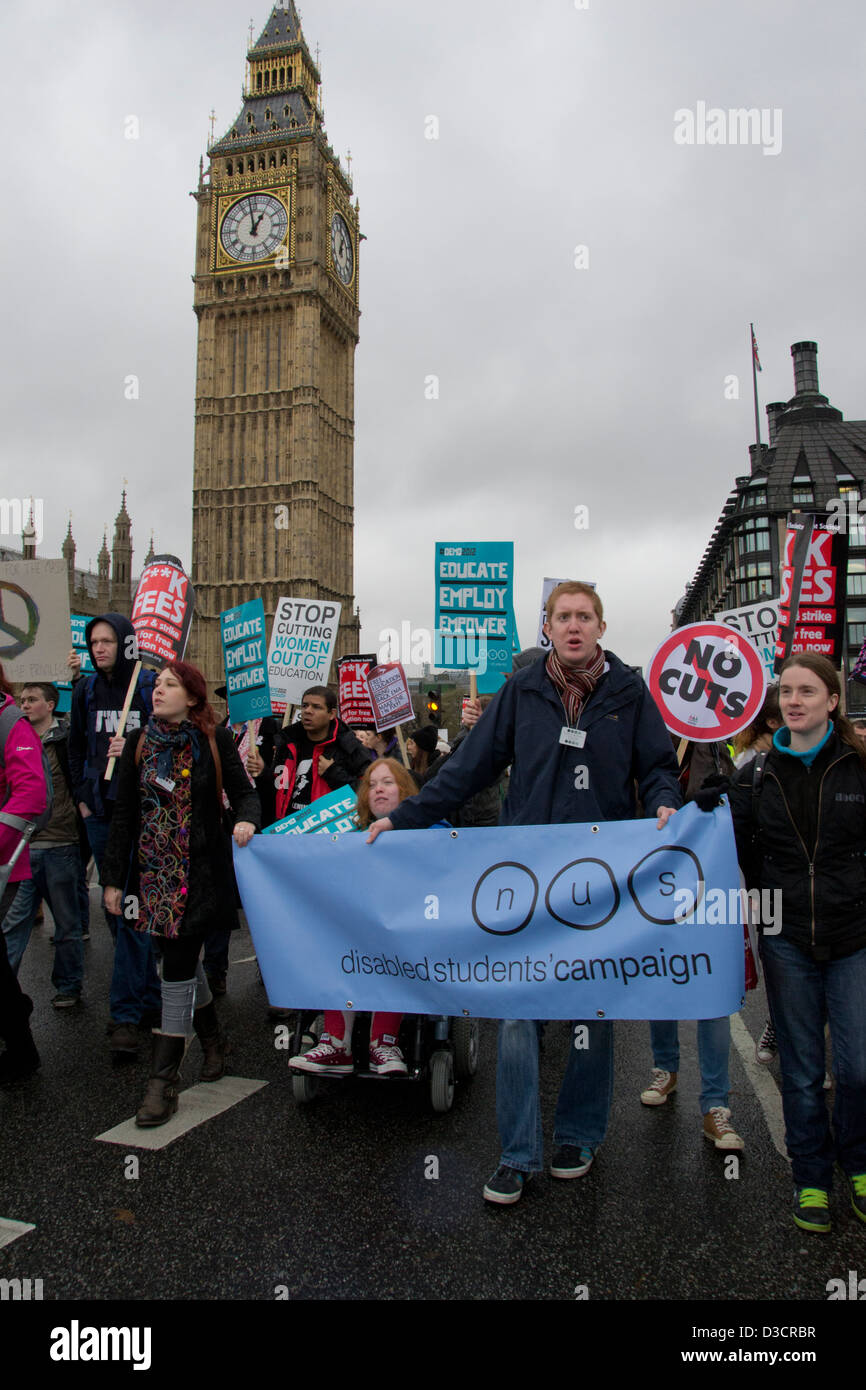 Studente manifestanti che trasportano NUS banner al di fuori il Big Ben e le camere del Parlamento durante una demo dello studente London 2012. Foto Stock