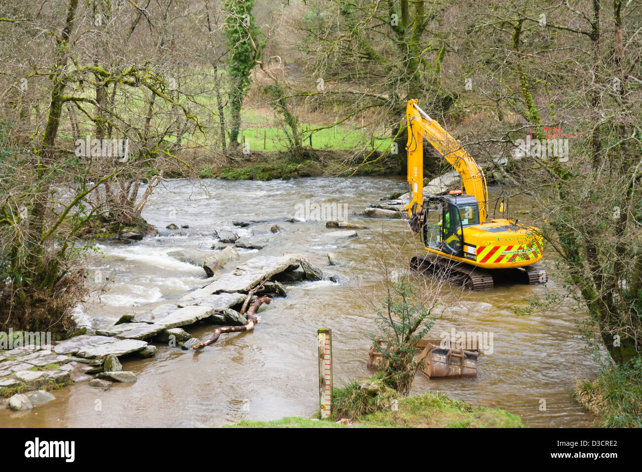 Tarr passi è un battaglio medievale Ponte sul Exmoor nel Somerset in Inghilterra. È stato parzialmente spazzato via a fine dicembre 2012. Foto Stock