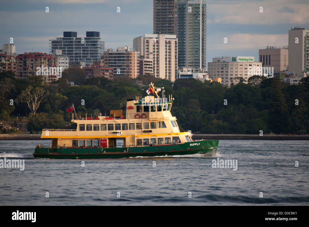 Sydney Harbour Ferry catamarano "fornitura" passando edifici di appartamenti nel tardo pomeriggio il Porto di Sydney Australia Foto Stock