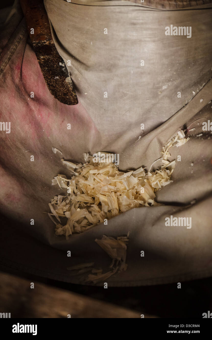 Tradizionale del sapone di Aleppo maker in Khan Al-Saboun (sapone cortile) nel souk di Tripoli, Libano, vicino al confine con la Siria. Foto Stock