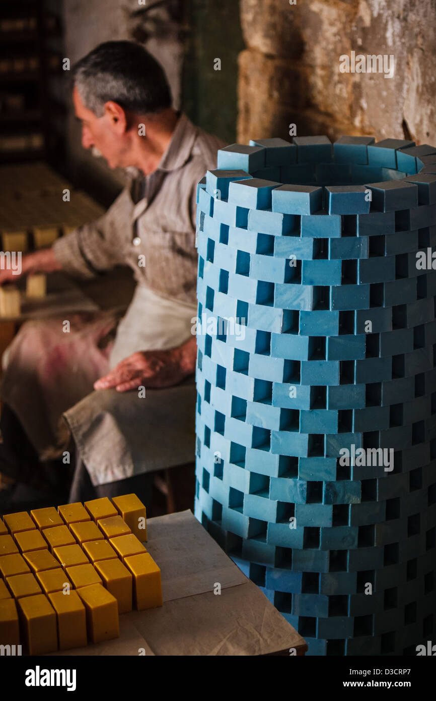 Tradizionale del sapone di Aleppo maker in Khan Al-Saboun (sapone cortile) nel souk di Tripoli, Libano, vicino al confine con la Siria. Foto Stock