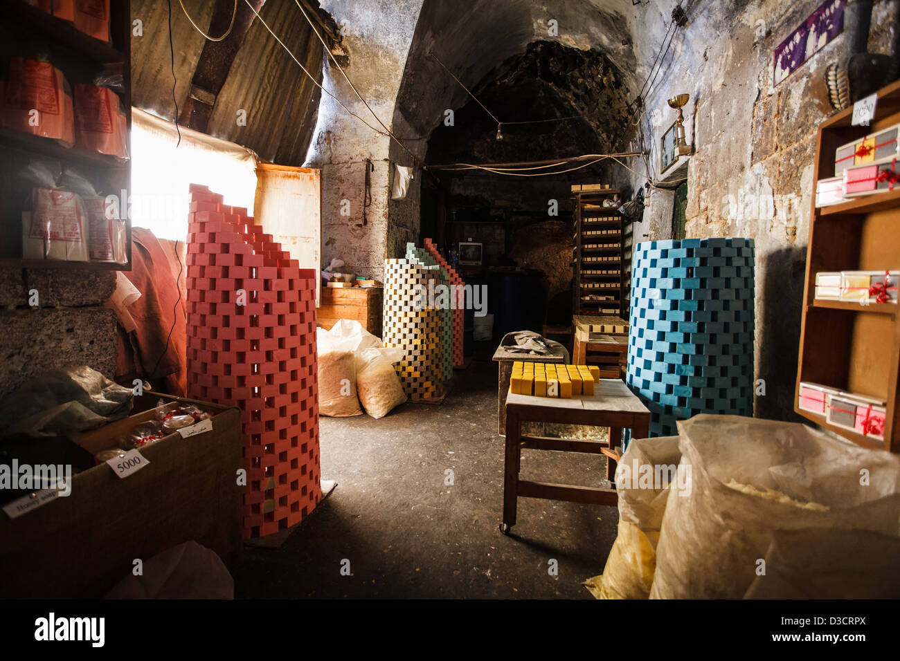 Tradizionale del sapone di Aleppo maker in Khan Al-Saboun (sapone cortile) nel souk di Tripoli, Libano, vicino al confine con la Siria. Foto Stock