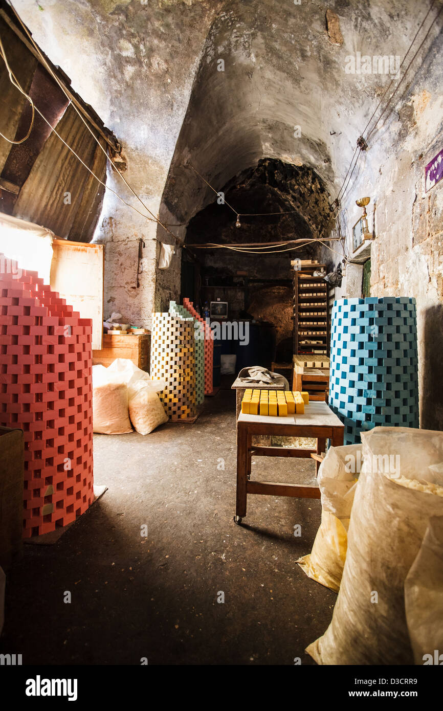 Tradizionale del sapone di Aleppo maker in Khan Al-Saboun (sapone cortile) nel souk di Tripoli, Libano, vicino al confine con la Siria. Foto Stock