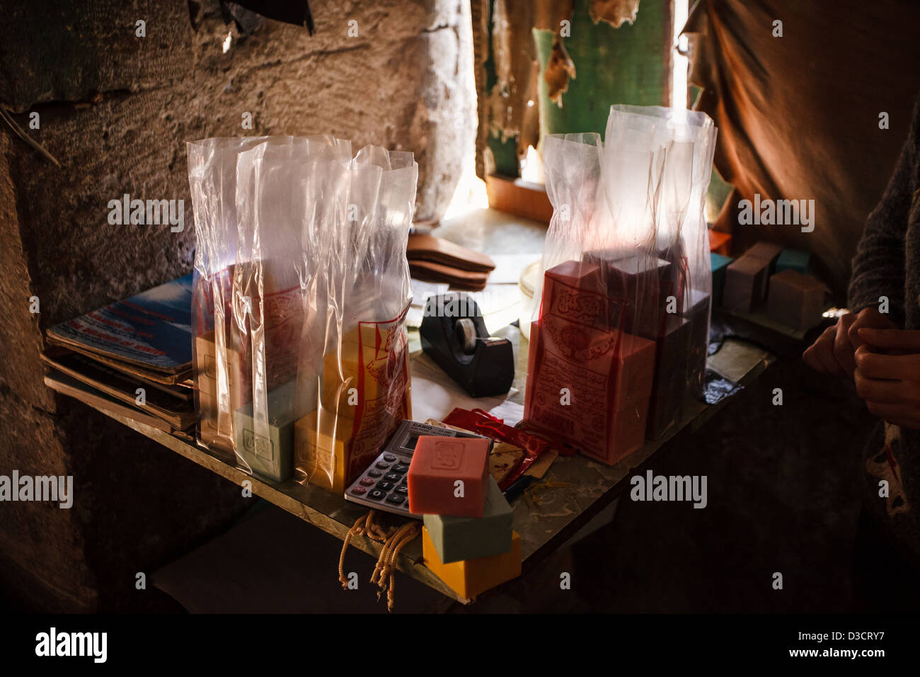 Tradizionale del sapone di Aleppo maker in Khan Al-Saboun (sapone cortile) nel souk di Tripoli, Libano, vicino al confine con la Siria. Foto Stock