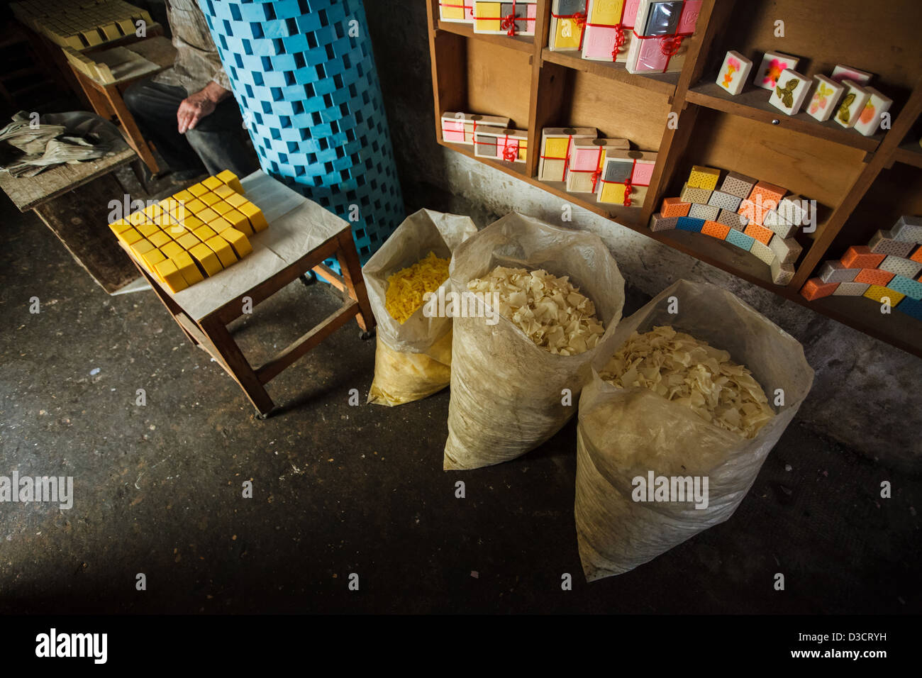 Tradizionale del sapone di Aleppo maker in Khan Al-Saboun (sapone cortile) nel souk di Tripoli, Libano, vicino al confine con la Siria. Foto Stock