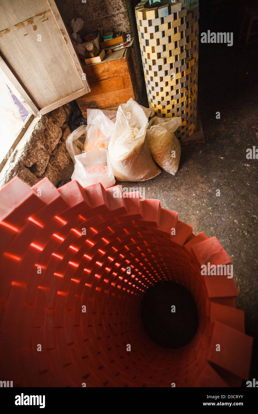 Tradizionale del sapone di Aleppo maker in Khan Al-Saboun (sapone cortile) nel souk di Tripoli, Libano, vicino al confine con la Siria. Foto Stock