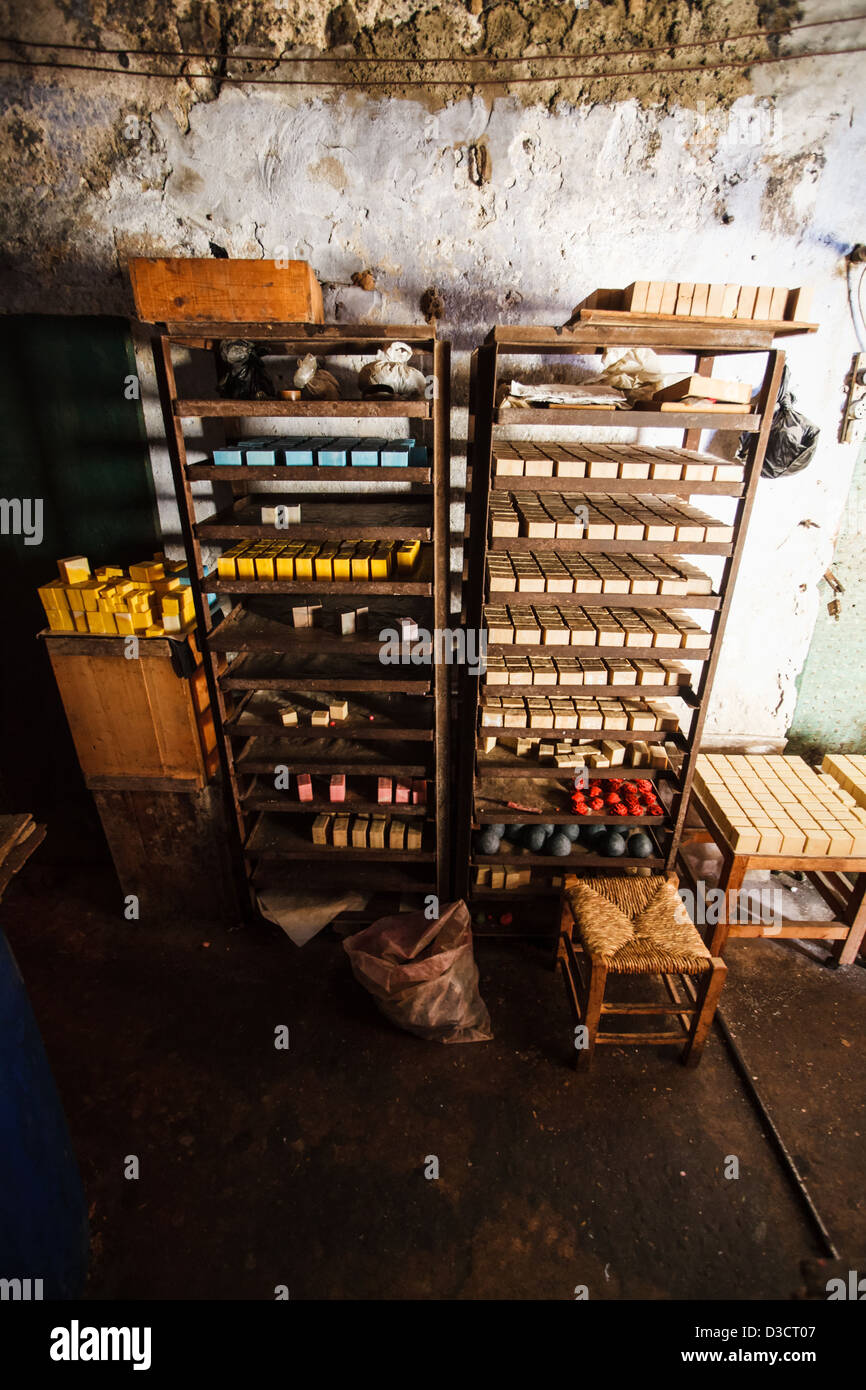 Tradizionale del sapone di Aleppo maker in Khan Al-Saboun (sapone cortile) nel souk di Tripoli, Libano, vicino al confine con la Siria. Foto Stock