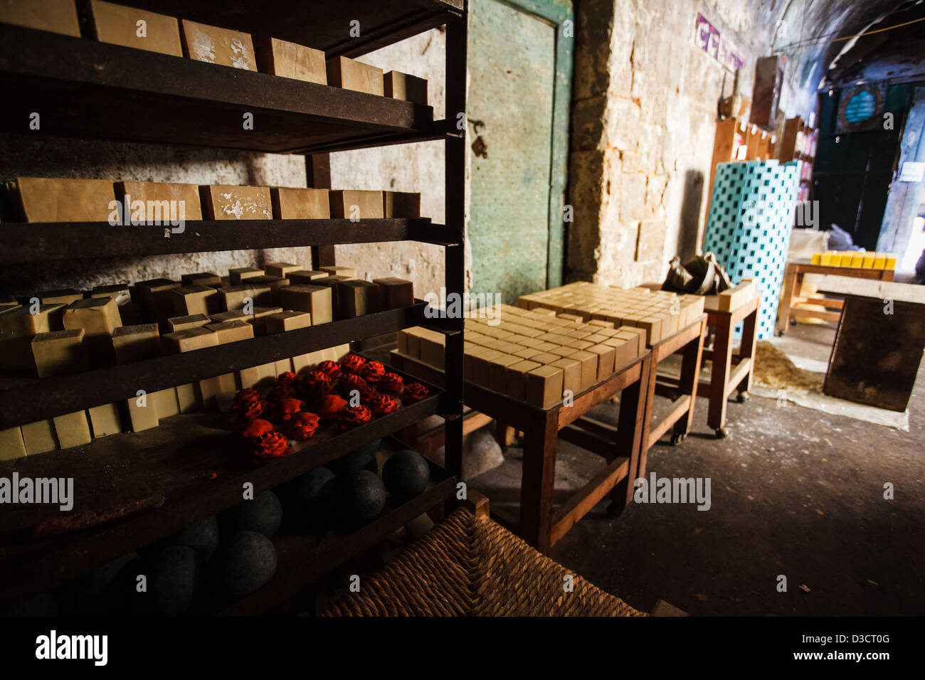 Tradizionale del sapone di Aleppo maker in Khan Al-Saboun (sapone cortile) nel souk di Tripoli, Libano, vicino al confine con la Siria. Foto Stock