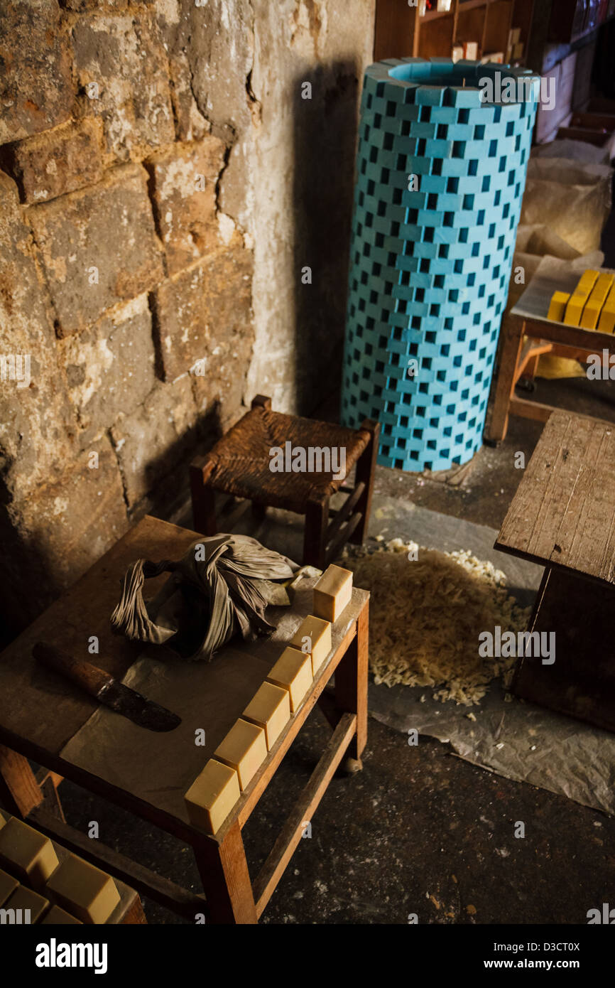 Tradizionale del sapone di Aleppo maker in Khan Al-Saboun (sapone cortile) nel souk di Tripoli, Libano, vicino al confine con la Siria. Foto Stock