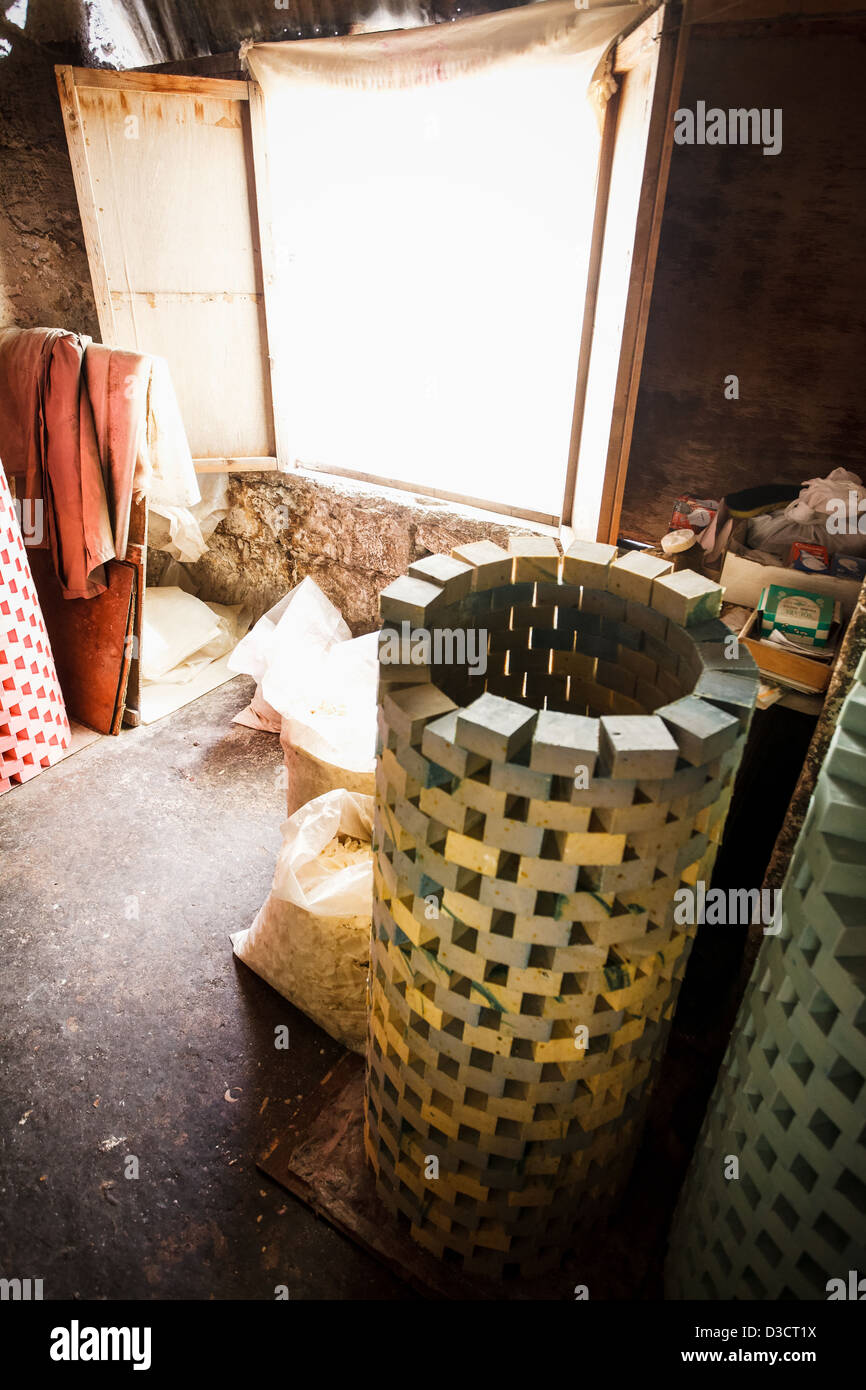 Tradizionale del sapone di Aleppo maker in Khan Al-Saboun (sapone cortile) nel souk di Tripoli, Libano, vicino al confine con la Siria. Foto Stock
