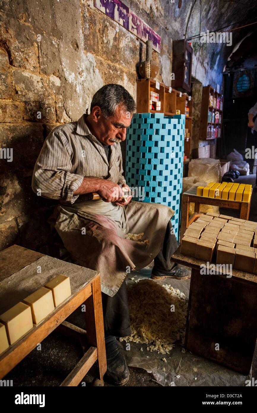 Tradizionale del sapone di Aleppo maker in Khan Al-Saboun (sapone cortile) nel souk di Tripoli, Libano, vicino al confine con la Siria. Foto Stock