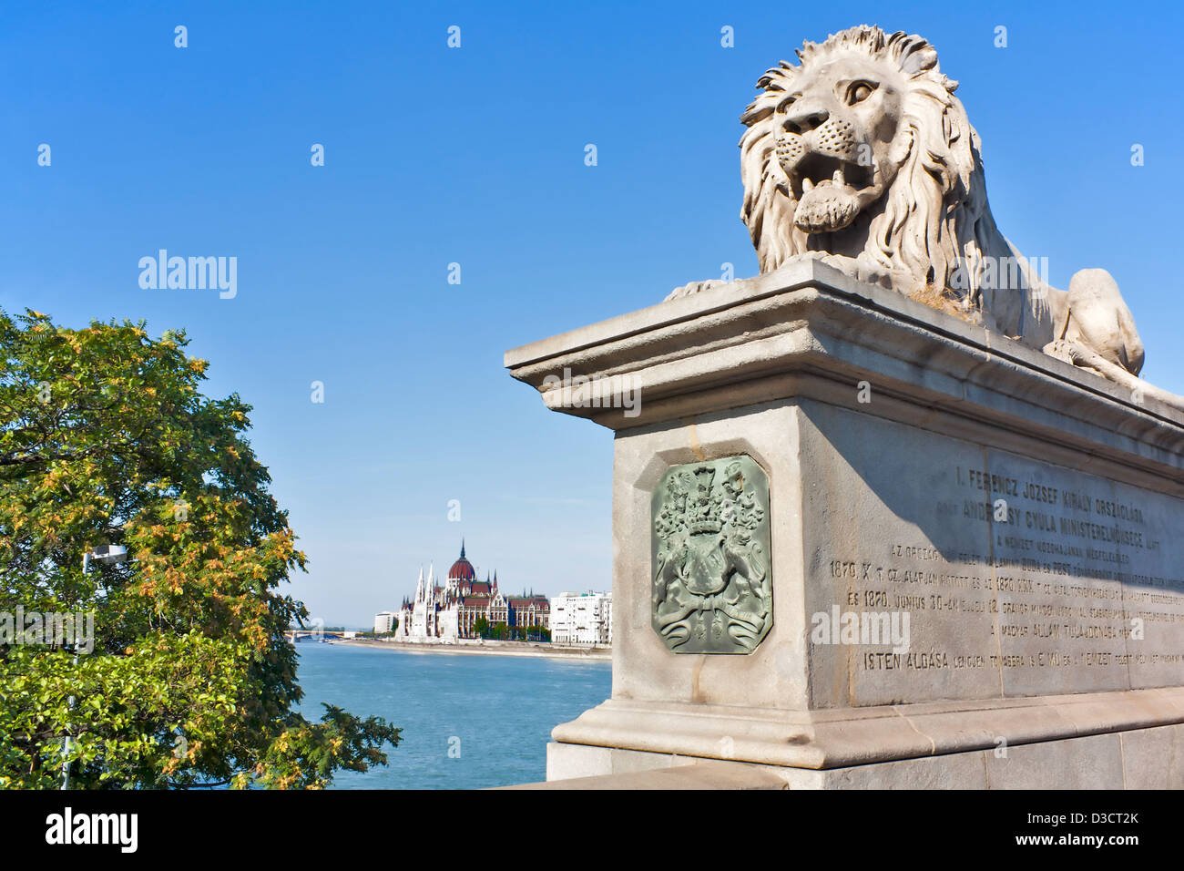 Lion statua da Lanchid (chain bridge) proteggere il parlamento ungherese edificio sul Danubio blu Foto Stock