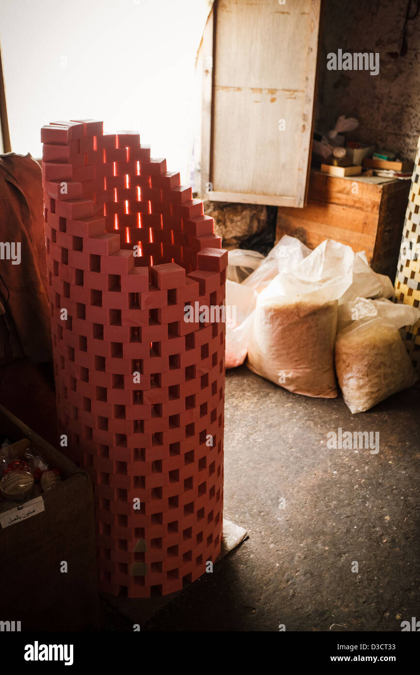 Tradizionale del sapone di Aleppo maker in Khan Al-Saboun (sapone cortile) nel souk di Tripoli, Libano, vicino al confine con la Siria. Foto Stock