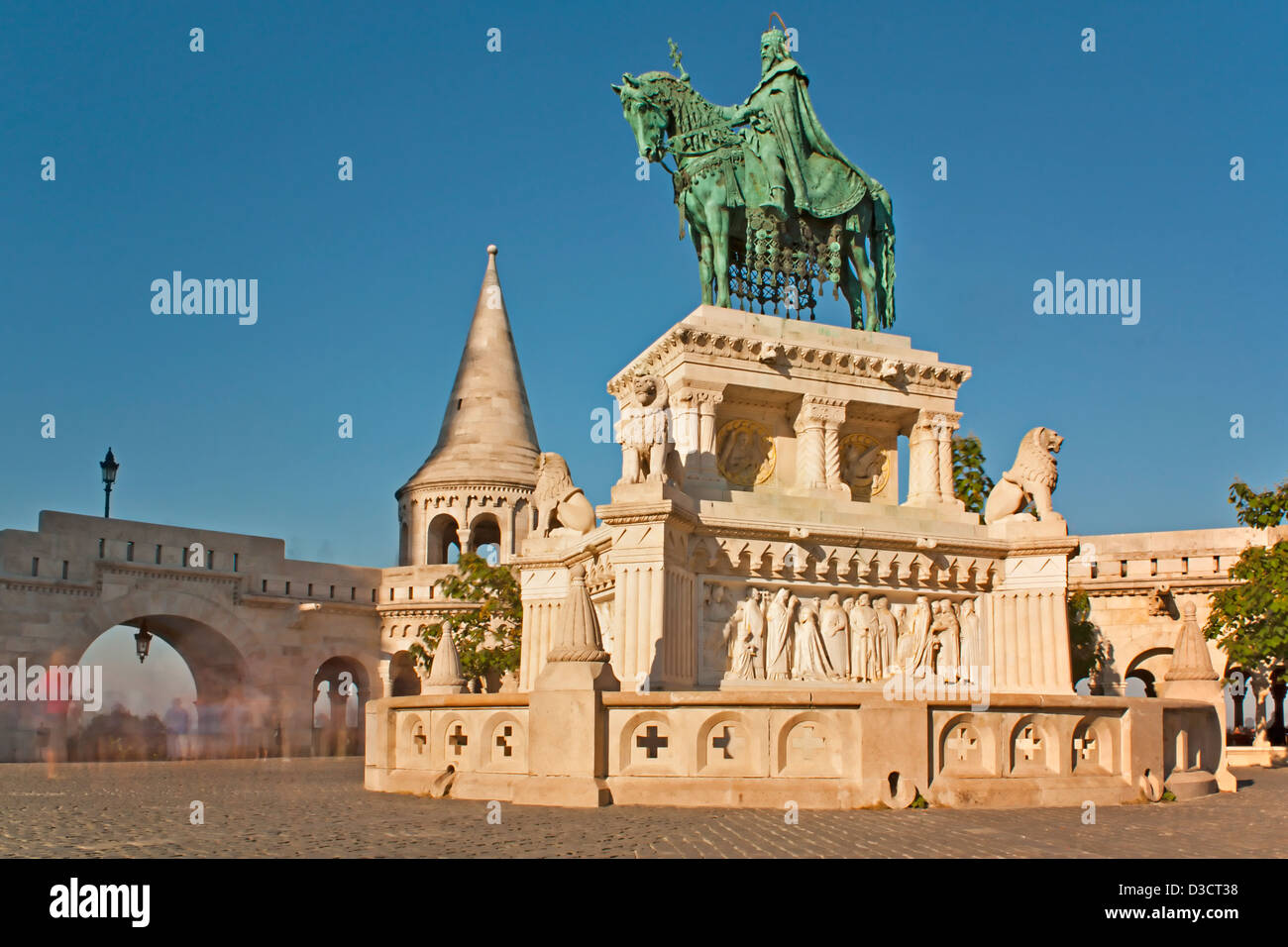 Lunga esposizione diurna della statua di bronzo di Stefano I al Bastione dei Pescatori di Budapest Ungheria Foto Stock