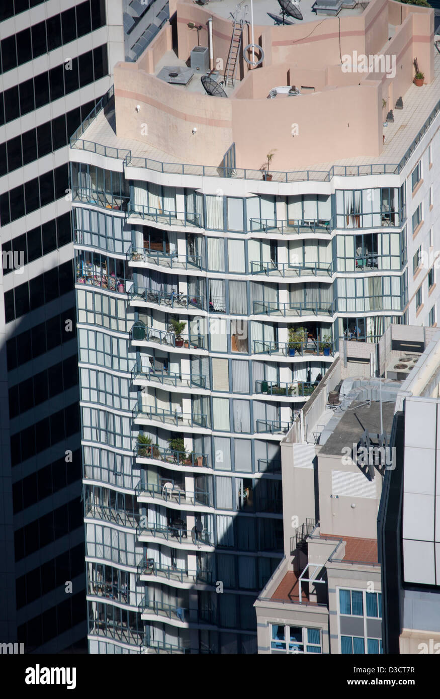 Antenna vista ravvicinata di alta densità città interna edificio residenziale di appartamenti balconi Sydney Australia Foto Stock