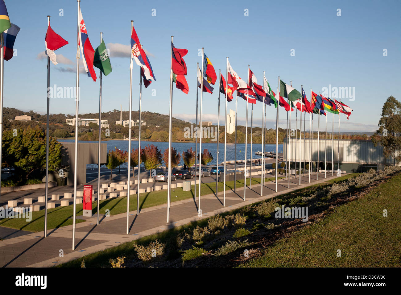 Alcune delle bandiere delle Nazioni Unite battenti lungo la foreshore del Lago Burley Griffin Canberra Foto Stock