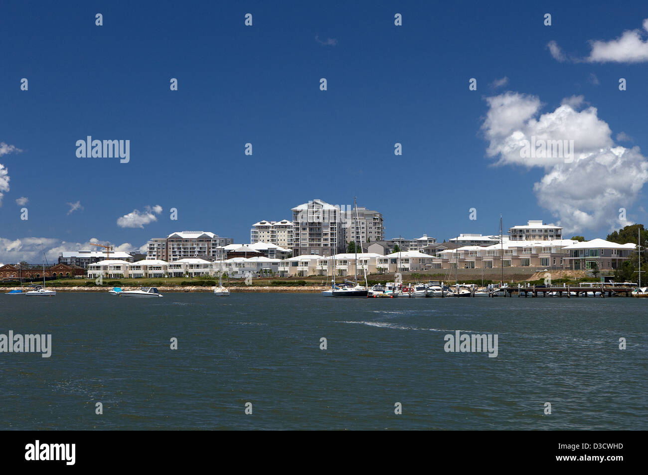 Sydney, Australia, alloggiamento estate sulle rive del fiume Parramatta nel distretto di Abbotsford Foto Stock