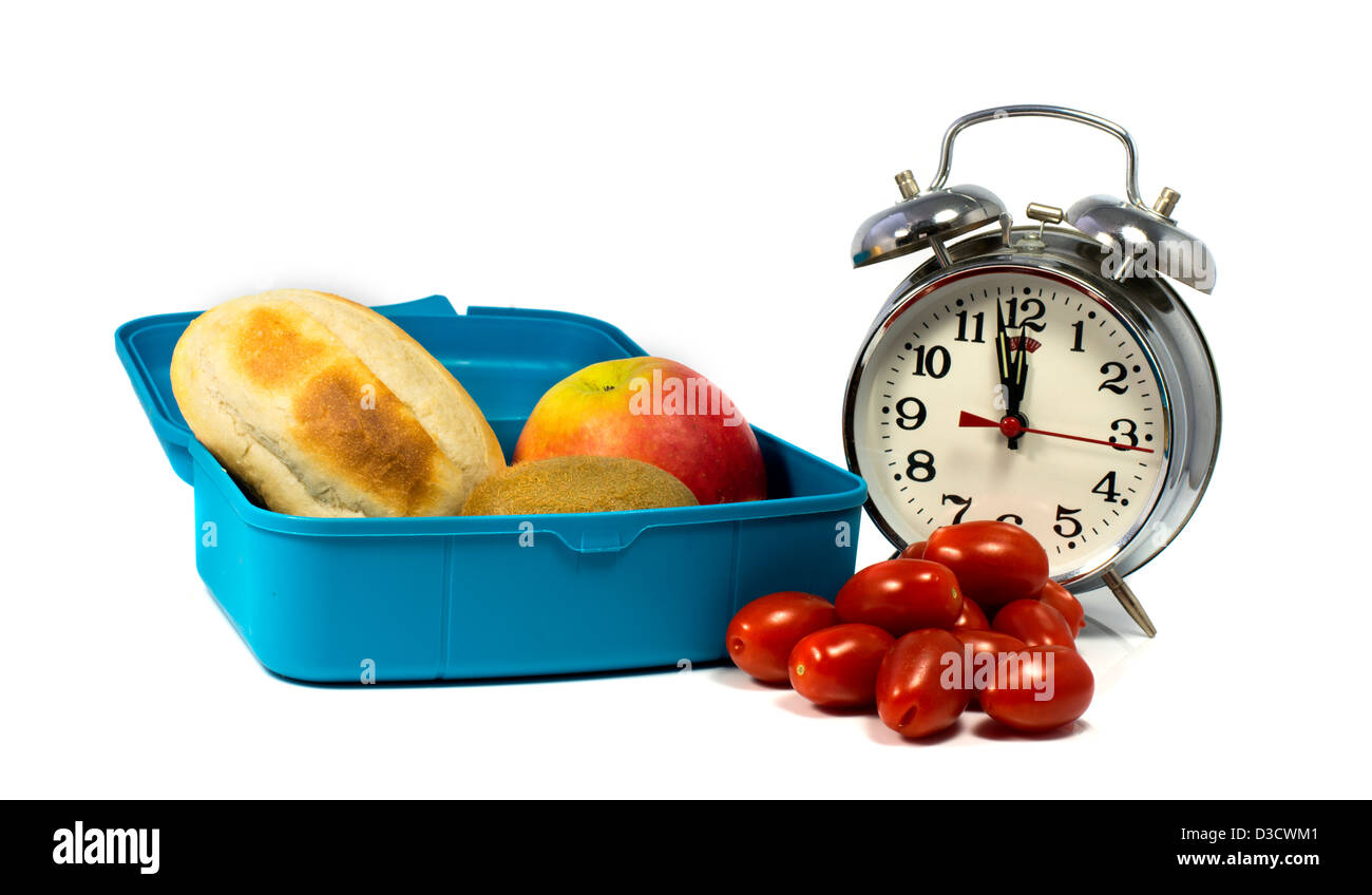 Dodici o clock pranzo con pane e frutta Foto Stock