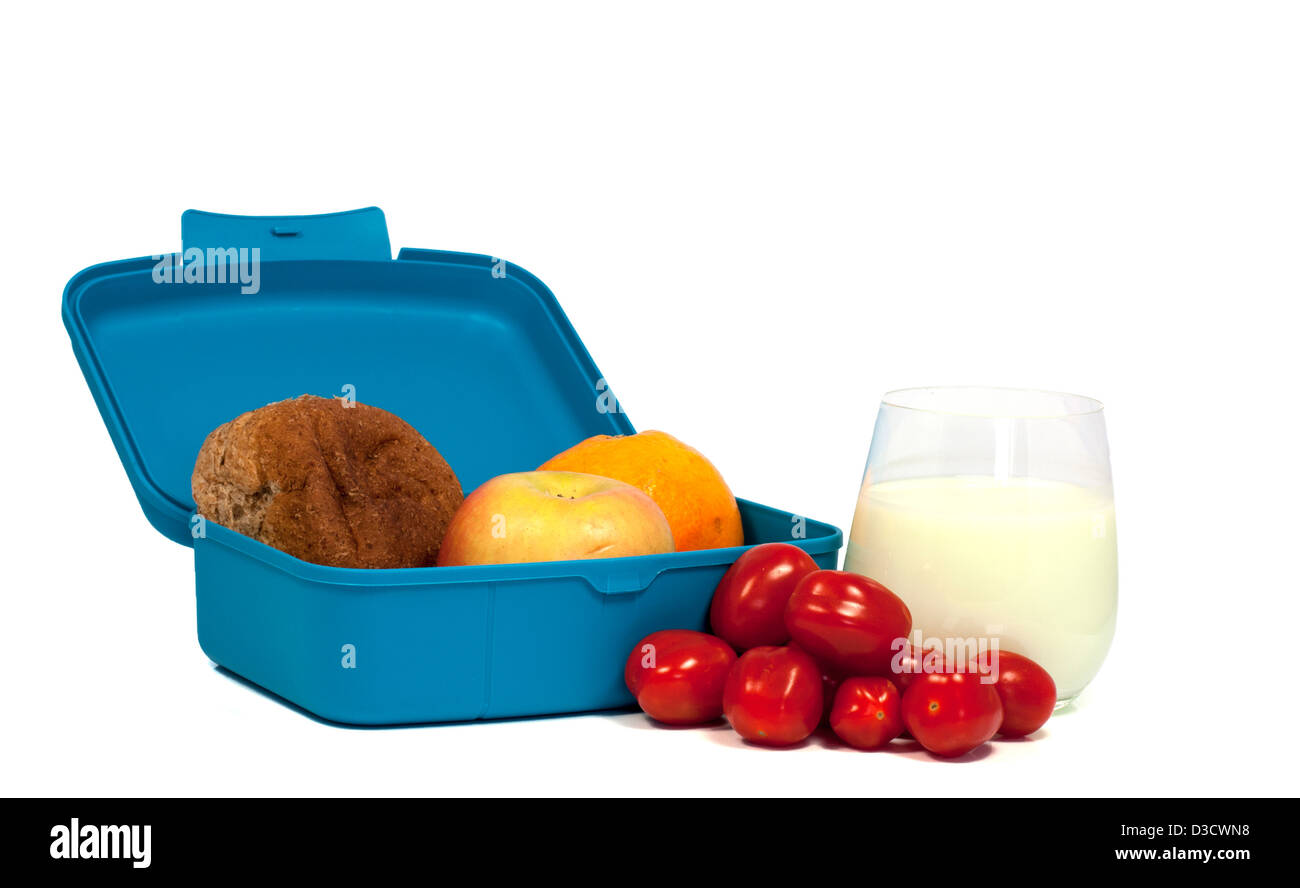 Lunchbox con pane e frutta e una bevanda in vetro Foto Stock