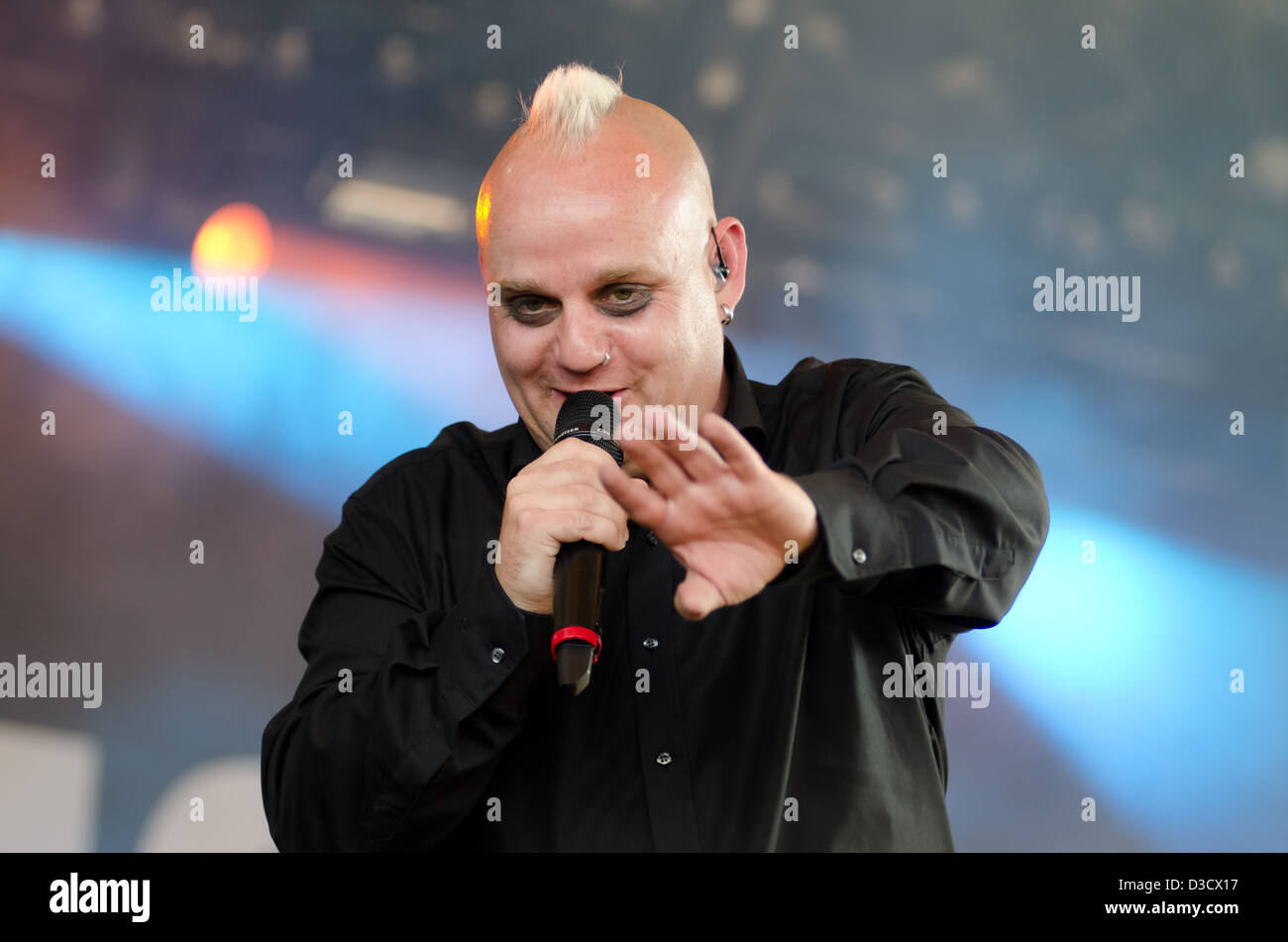 Martin Engler della band gothic rock Mono Inc sventolando in corrispondenza di una ventola all'Amphi Festival 2012 Foto Stock