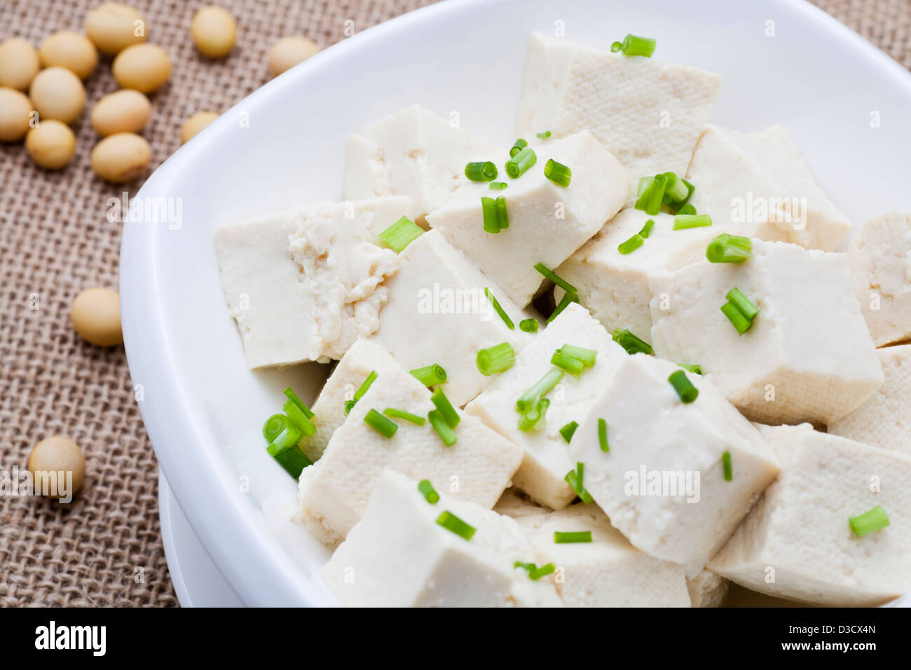 Il tofu e lo scalogno tagliato a fette in bianco ciotola. Foto Stock