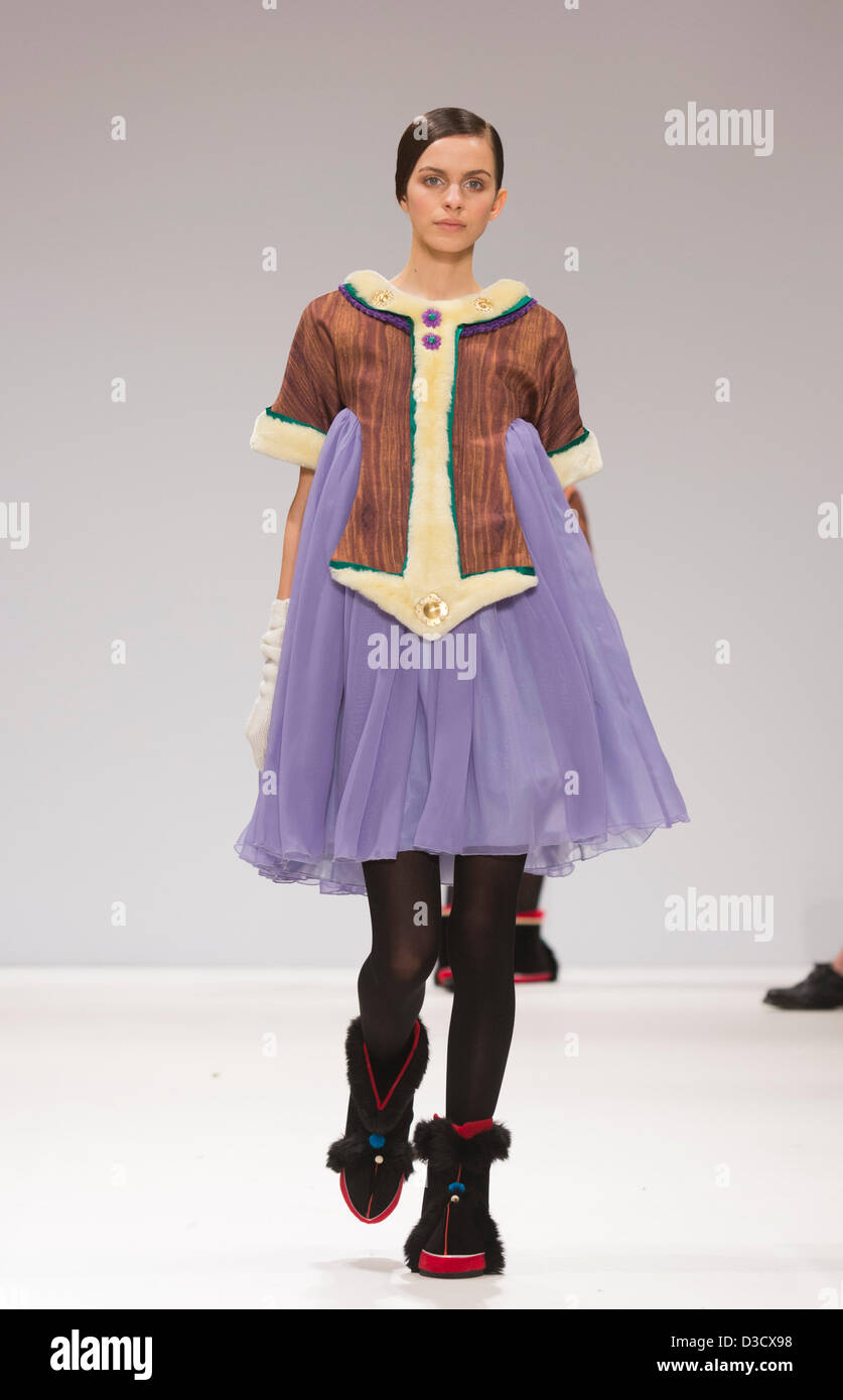 Londra, Inghilterra, Regno Unito. Sabato, 16 febbraio 2013, la mostra "Quelli di guardare" è stato creato per presentare emergenti del design di moda in tutto il mondo. Raccolta da YEASHIN dalla Corea del Sud che mostra al Fashion Scout durante la London Fashion Week. Foto: CatwalkFashion/Alamy Live News Foto Stock
