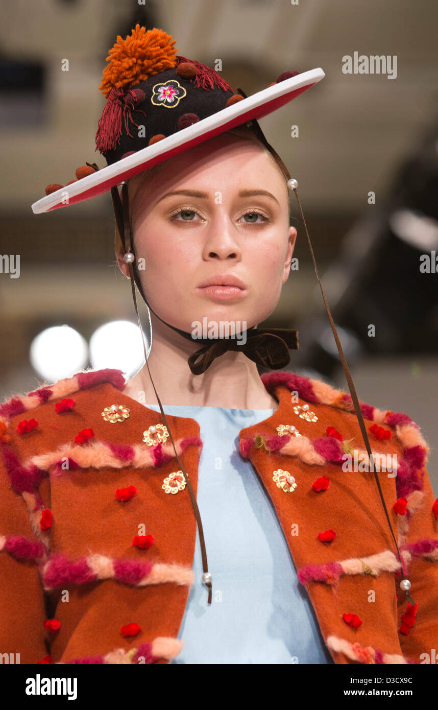 Londra, Inghilterra, Regno Unito. Sabato, 16 febbraio 2013, la mostra "Quelli di guardare" è stato creato per presentare emergenti del design di moda in tutto il mondo. Raccolta da YEASHIN dalla Corea del Sud che mostra al Fashion Scout durante la London Fashion Week. Foto: CatwalkFashion/Alamy Live News Foto Stock