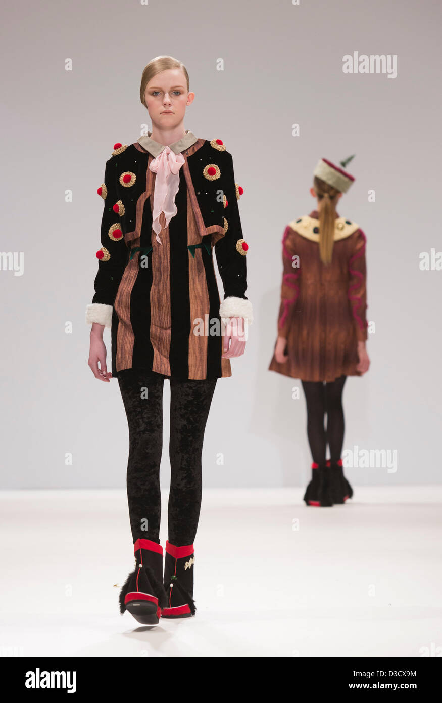 Londra, Inghilterra, Regno Unito. Sabato, 16 febbraio 2013, la mostra "Quelli di guardare" è stato creato per presentare emergenti del design di moda in tutto il mondo. Raccolta da YEASHIN dalla Corea del Sud che mostra al Fashion Scout durante la London Fashion Week. Foto: CatwalkFashion/Alamy Live News Foto Stock