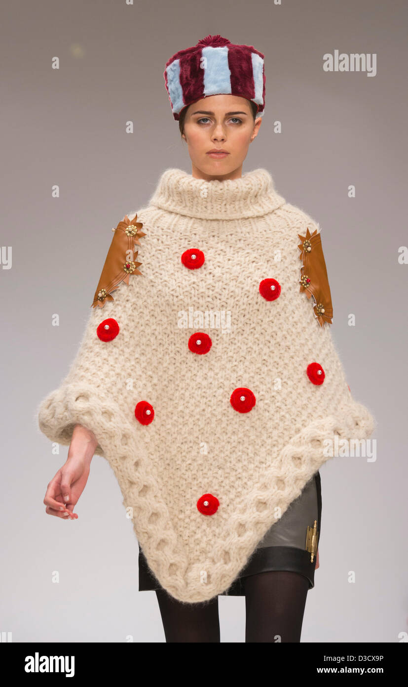 Londra, Inghilterra, Regno Unito. Sabato, 16 febbraio 2013, la mostra "Quelli di guardare" è stato creato per presentare emergenti del design di moda in tutto il mondo. Raccolta da YEASHIN dalla Corea del Sud che mostra al Fashion Scout durante la London Fashion Week. Foto: CatwalkFashion/Alamy Live News Foto Stock