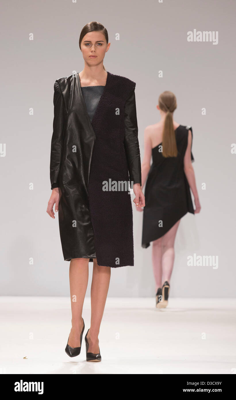 Londra, Inghilterra, Regno Unito. Sabato, 16 febbraio 2013, la mostra "Quelli di guardare" è stato creato per presentare emergenti del design di moda in tutto il mondo. Raccolta da parte cinese-nato Patrick li mostra al Fashion Scout durante la London Fashion Week. Foto: CatwalkFashion/Alamy Live News Foto Stock