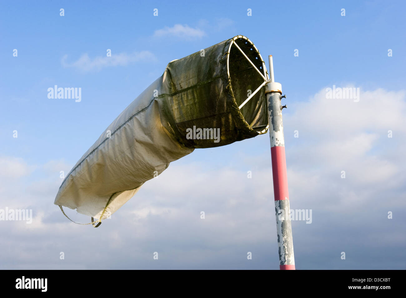Un Dirty old manica a vento su un campo di aviazione chiuso ma sempre funzionante Foto Stock