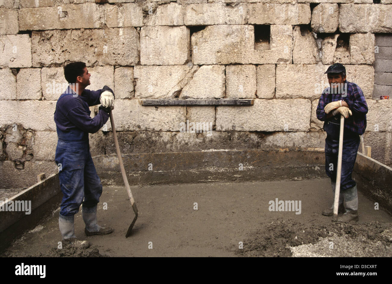 Il croato costruttori la preparazione di miscela cementizia in un sito in costruzione nella città di Spalato Croazia Foto Stock