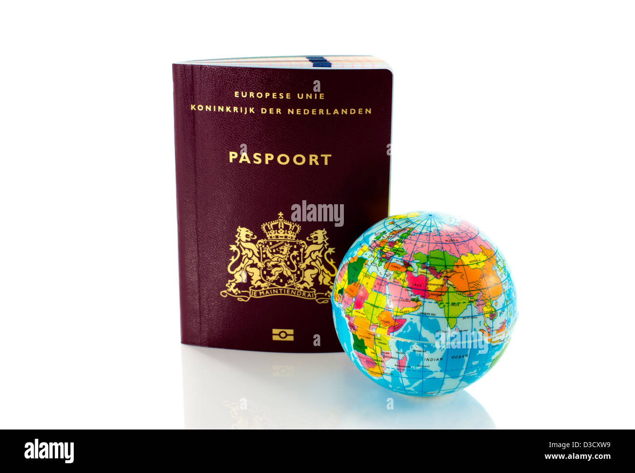Passaporto olandese il documento di viaggio con globo mondo Foto Stock