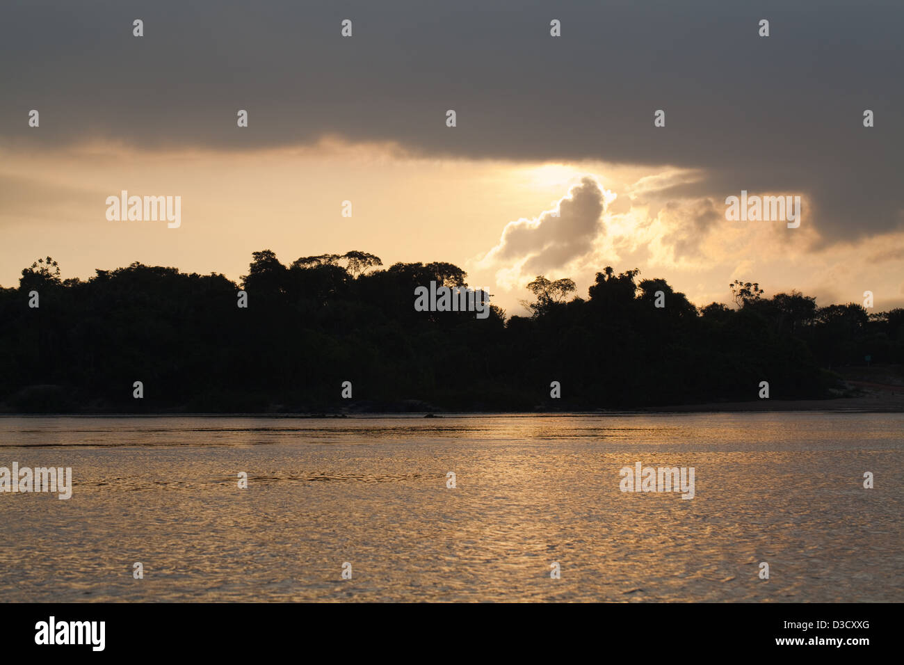 Il tramonto e la pioggia nuvole attraverso il Fiume Essequibo. Rupununi del nord. La Guyana. Foto Stock