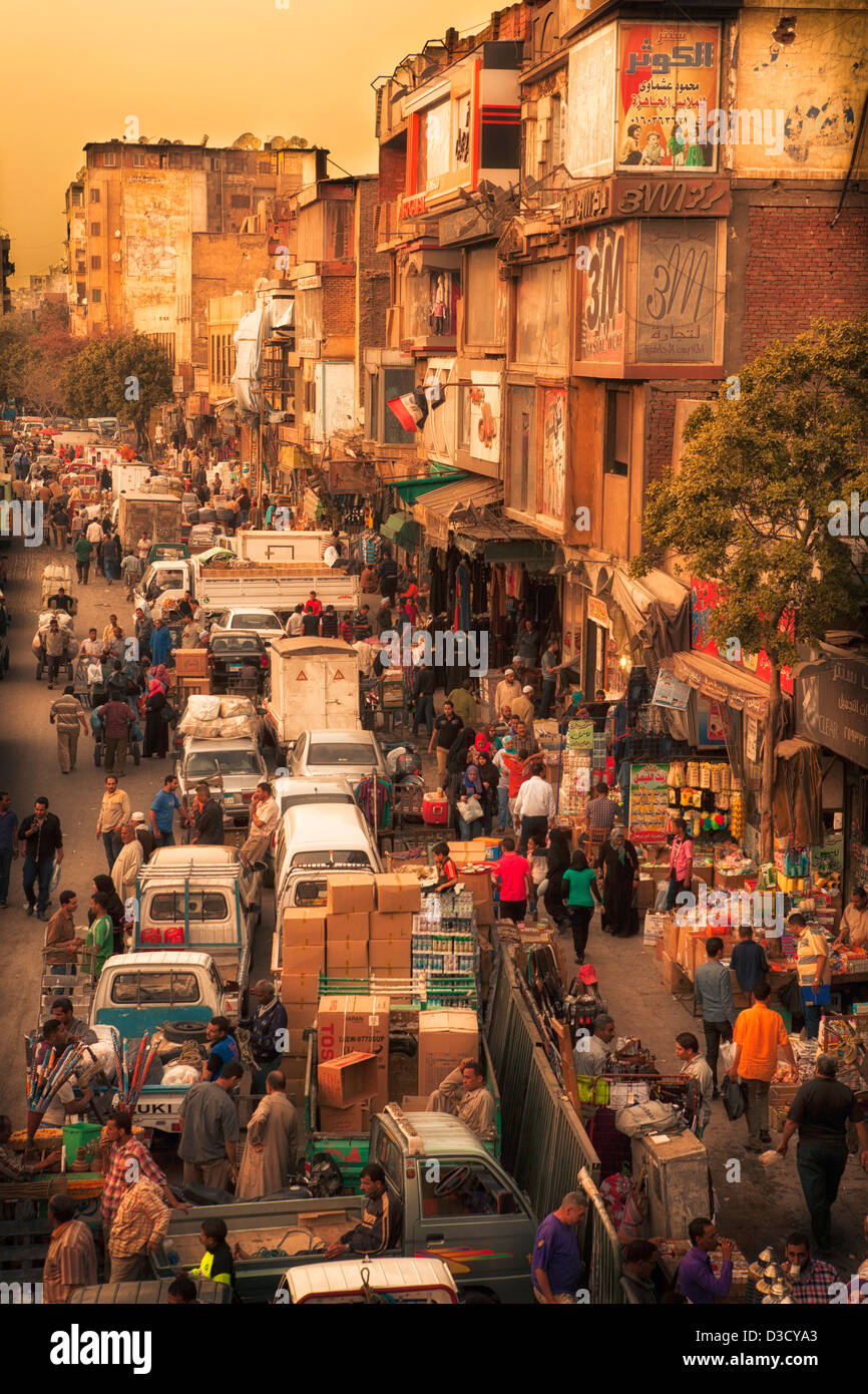 Khan el-Khalili (in arabo: خان الخليلي‎) al tramonto. Questo è un grande souk nel quartiere islamico del Cairo, Egitto Foto Stock